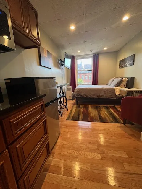 Studio bed, 1 bath apartment for rent at 302 Newbury St Unit 10, Back Bay — photo 1 of 4