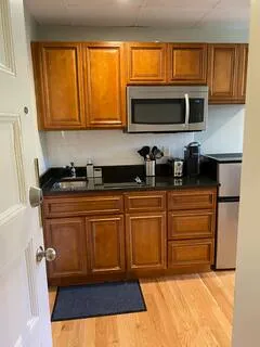 Studio bed, 1 bath apartment for rent at 302 Newbury St Unit 10, Back Bay — photo 3 of 4
