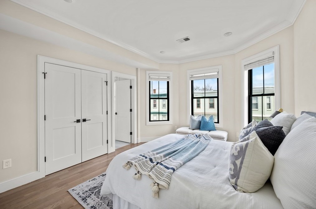 5 bed, 3 bath apartment for rent at 303 Maverick St Unit 1, East Boston — photo 11 of 17