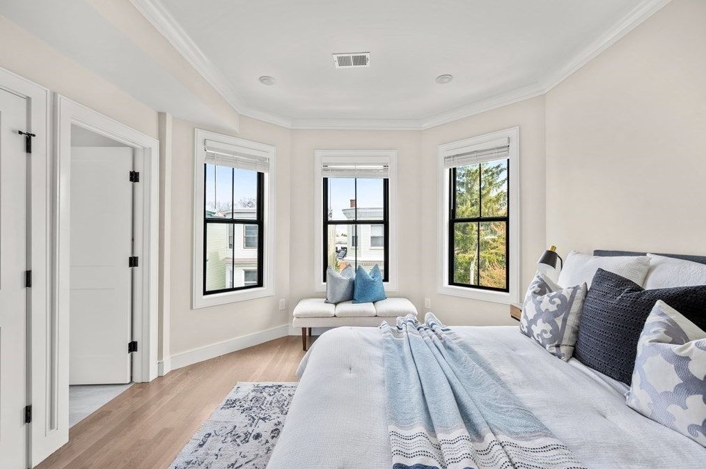 5 bed, 3 bath apartment for rent at 303 Maverick St Unit 1, East Boston — photo 17 of 17