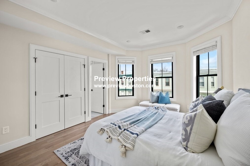 5 bed, 3 bath apartment for rent at 303 Maverick St Unit 1P, East Boston — photo 2 of 18
