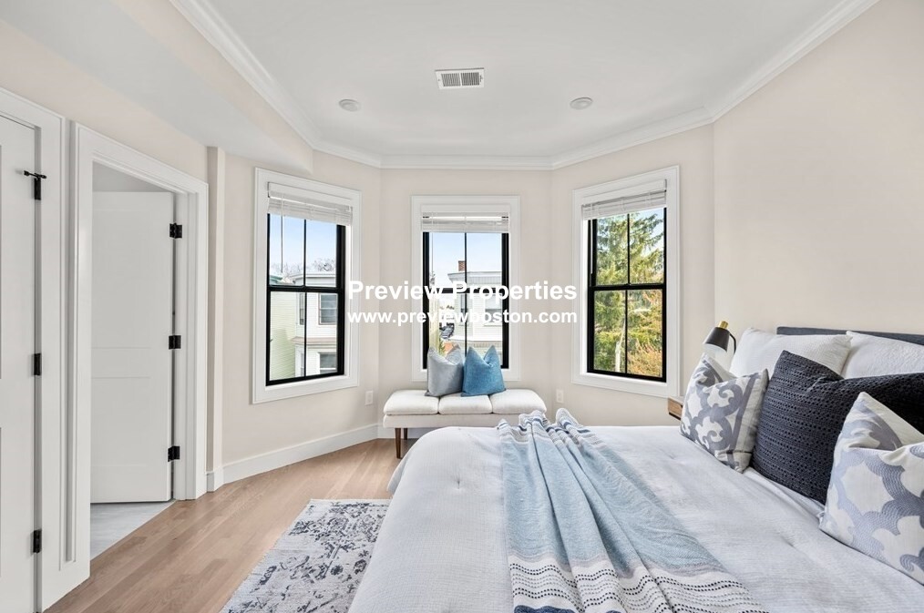 5 bed, 3 bath apartment for rent at 303 Maverick St Unit 1P, East Boston — photo 8 of 18