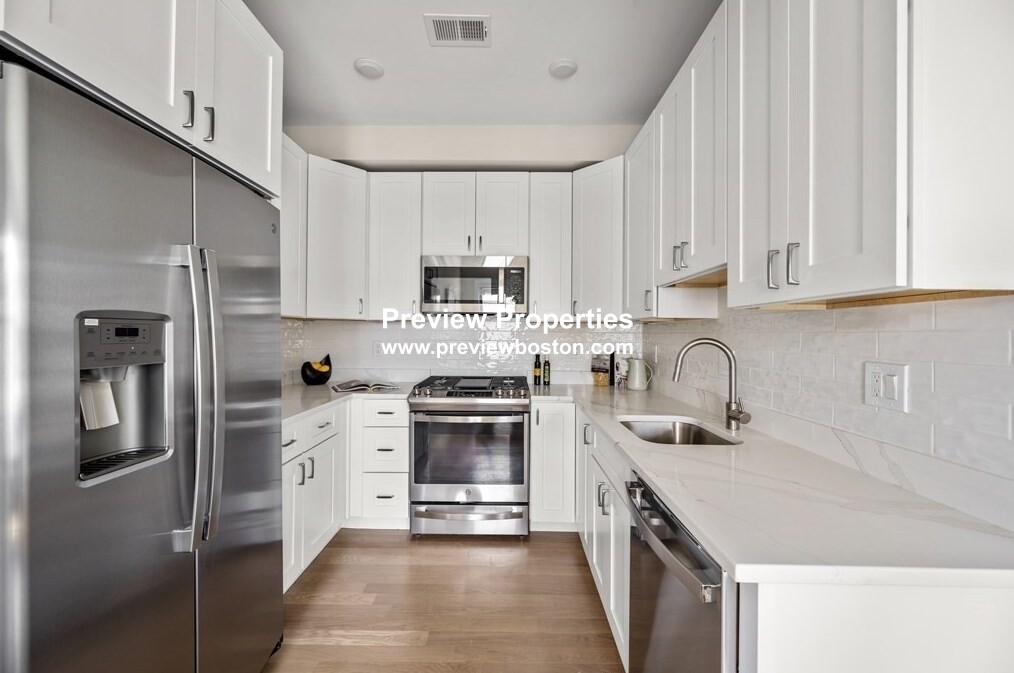 5 bed, 3 bath apartment for rent at 303 Maverick St Unit 1P, East Boston — photo 9 of 18
