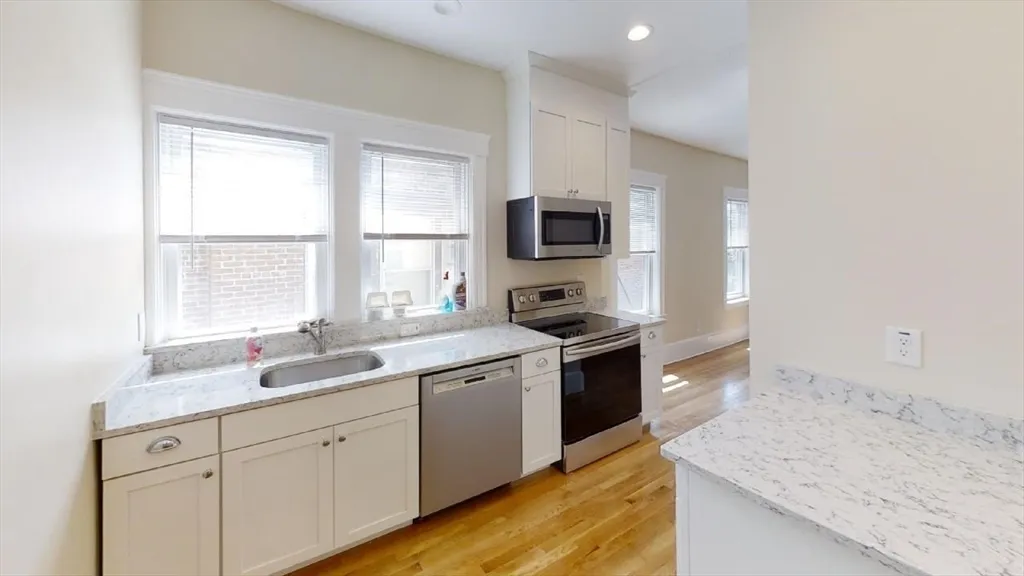 4 bed, 2 bath apartment for rent at 303 Tappan St Unit 3, Aspinwall Hill — photo 1 of 10