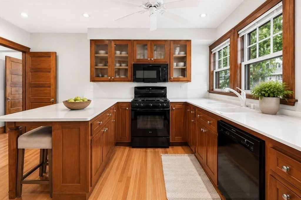 3 bed, 1 bath apartment for rent at 303 Washington St Unit 1, Winchester — photo 5 of 18