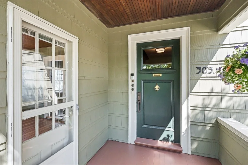 3 bed, 1 bath apartment for rent at 303 Washington St Unit 1, Winchester — photo 2 of 18