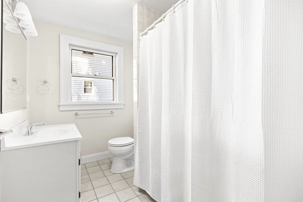 3 bed, 1 bath apartment for rent at 303 Washington St Unit 1, Winchester — photo 12 of 18