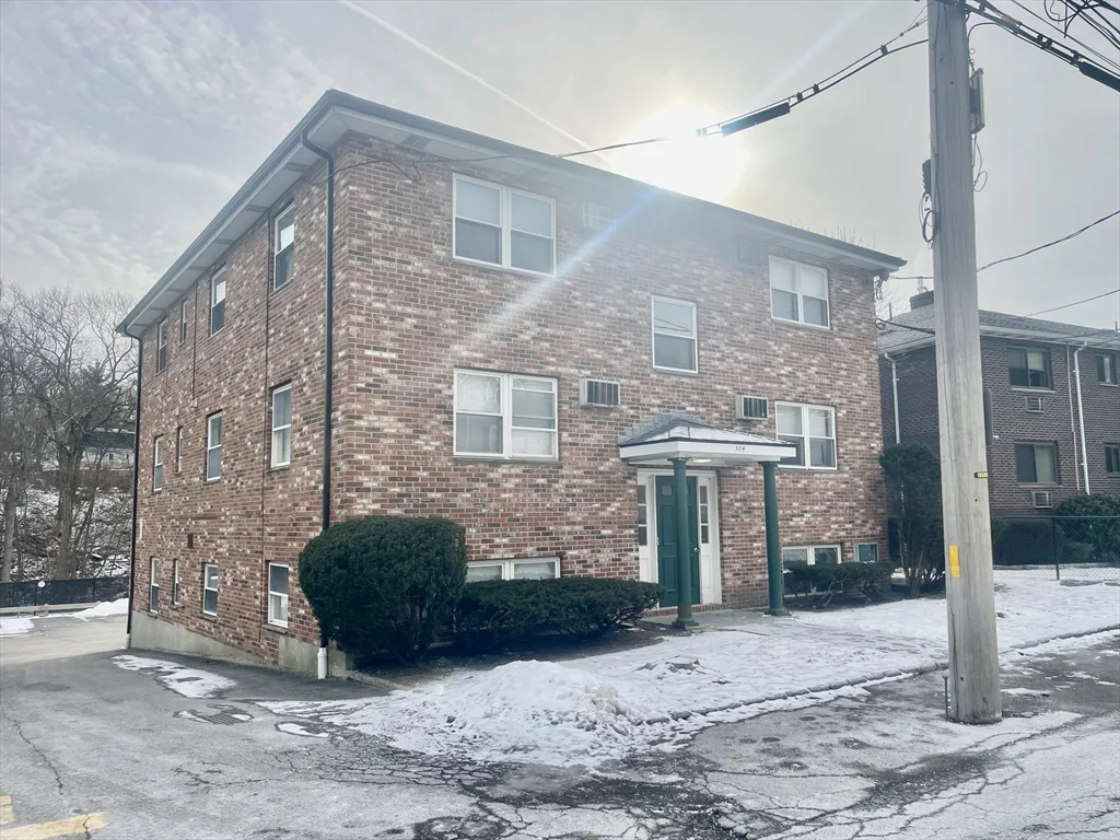 1 bed, 1 bath apartment for rent at 304 College Farm Rd Unit 1, Waltham — photo 1 of 10