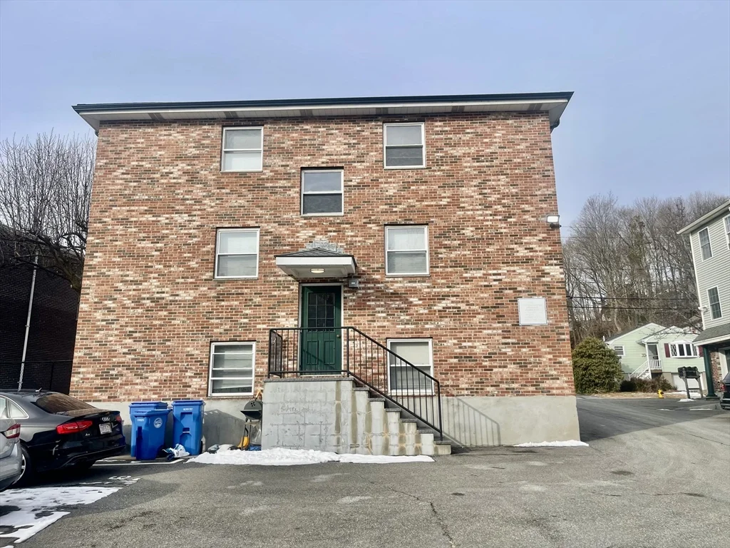 1 bed, 1 bath apartment for rent at 304 College Farm Rd Unit 1, Waltham — photo 2 of 10