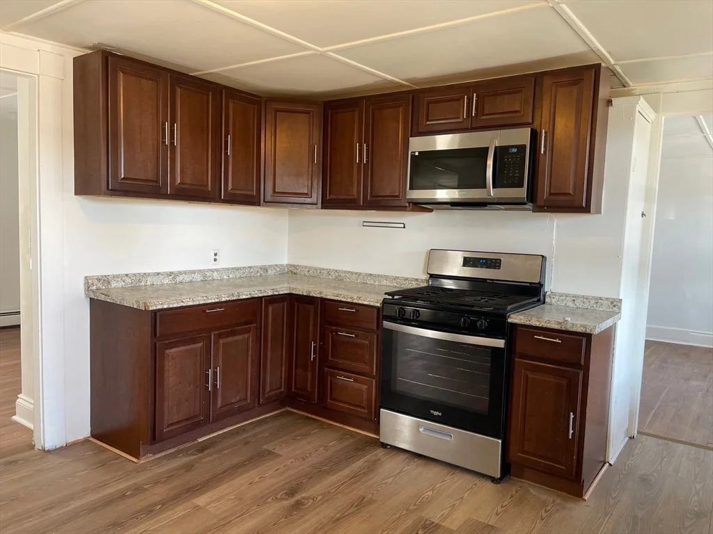 3 bed, 1 bath apartment for rent at 304 Cumberland Unit 2, Lowell — photo 2 of 8