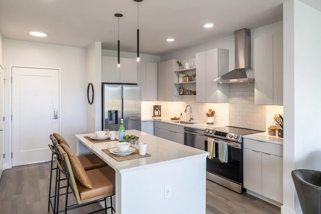 3 bed, 2 bath apartment for rent at 305 Winter St Unit 627, Piety Corner — photo 3 of 17
