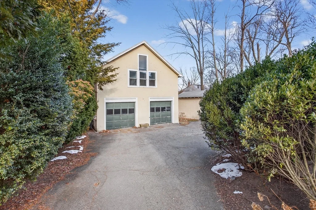 1 bed, 1 bath apartment for rent at 306 Edge Hill Rd Unit R, Milton — photo 2 of 20