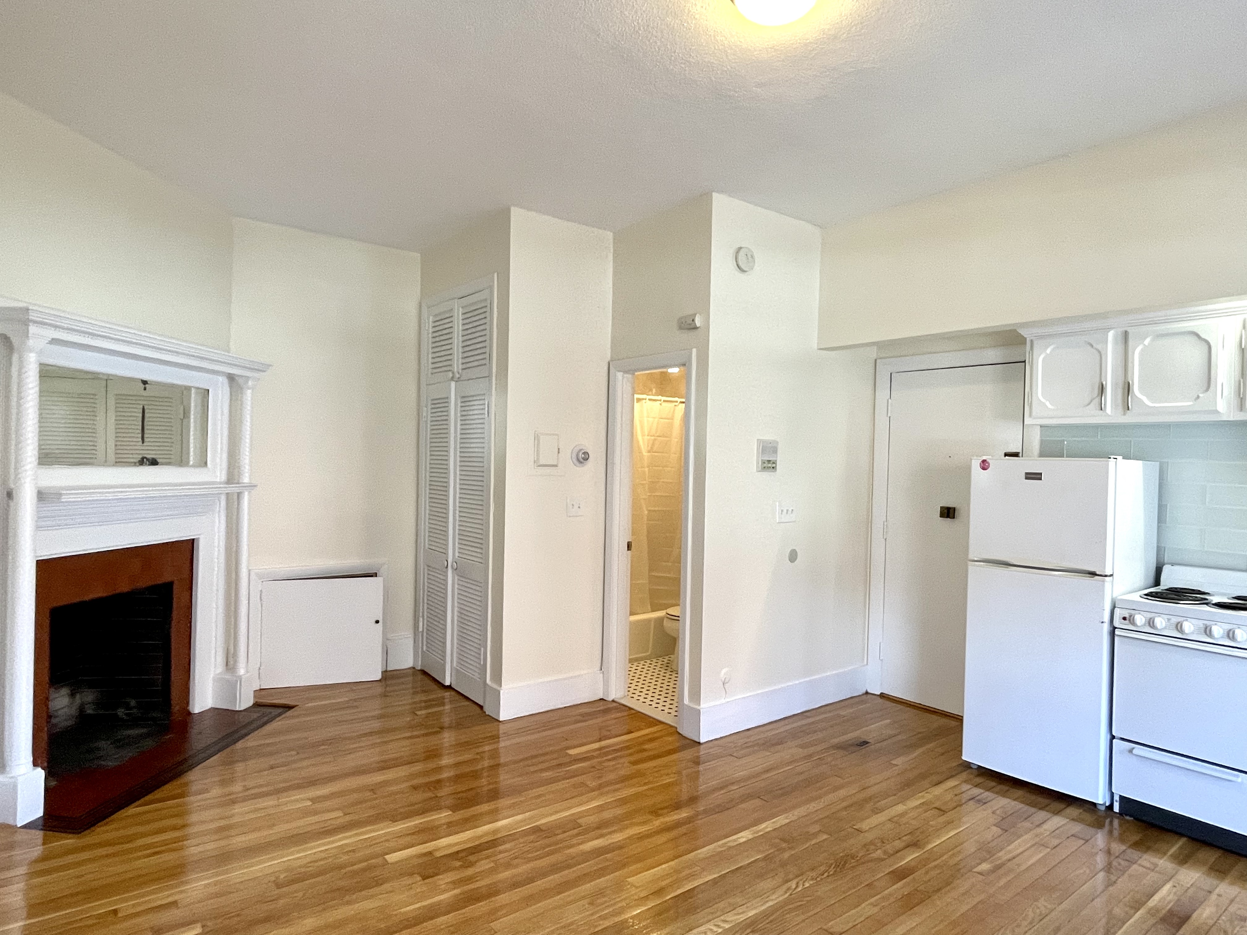 Studio bed, 1 bath apartment for rent at 308 Newbury St Unit 4A, Back Bay — photo 5 of 8