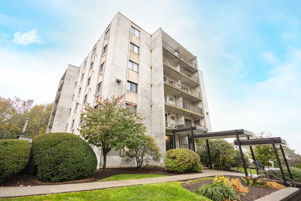 2 bed, 1 bath apartment for rent at 308 Quarry St Unit 205, Quincy — photo 2 of 19