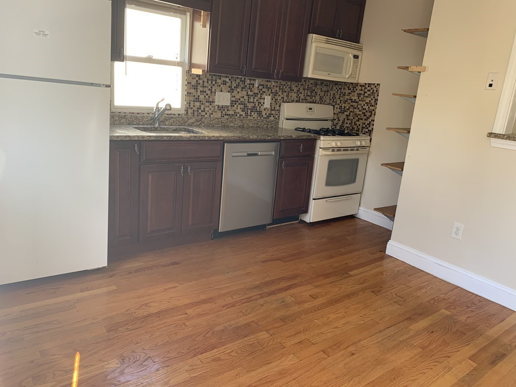 3 bed, 1 bath apartment for rent at 309 Columbia Unit 309, Wellington-Harrington — photo 9 of 27