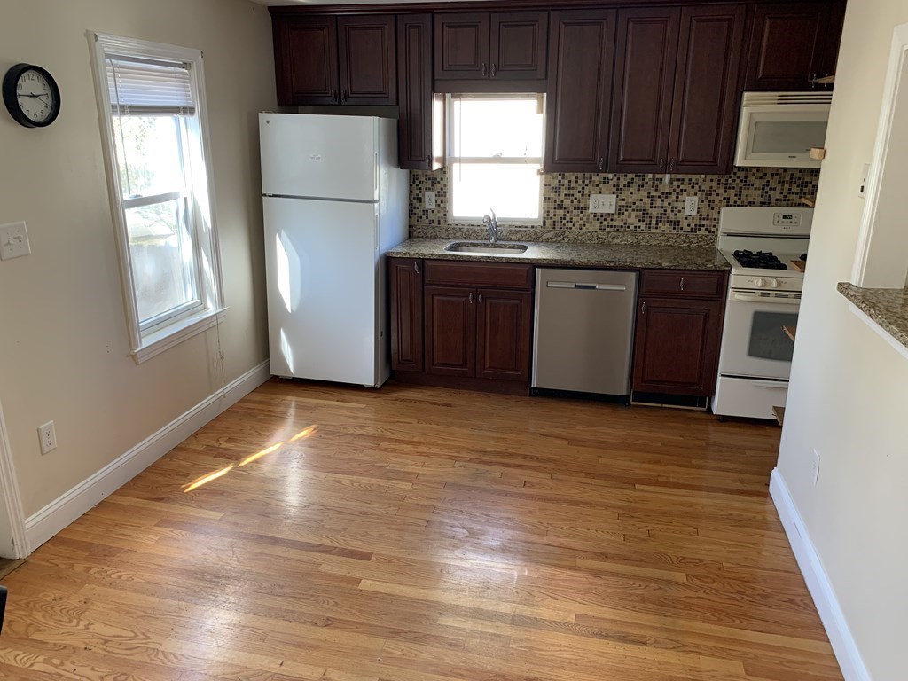 3 bed, 1 bath apartment for rent at 309 Columbia Unit 309, Wellington-Harrington — photo 11 of 27