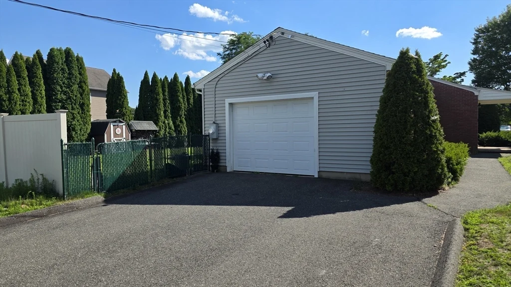 2 bed, 1 bath apartment for rent at 309 Island Pond, Springfield — photo 3 of 18