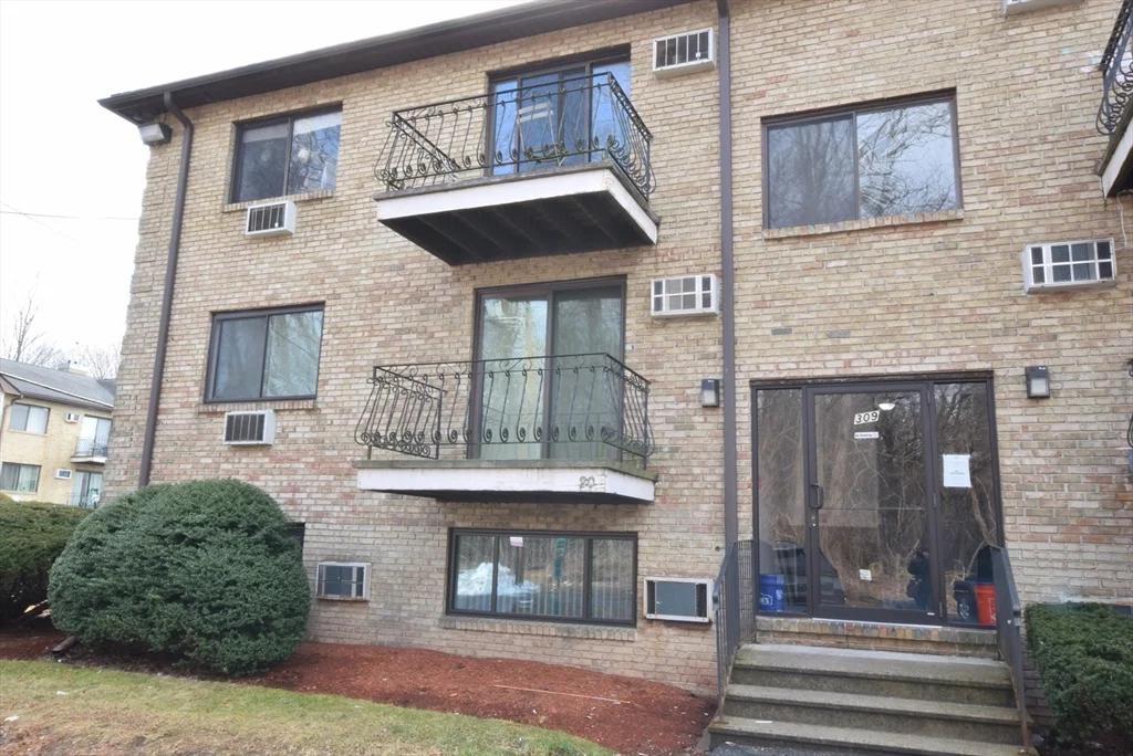 2 bed, 1 bath apartment for rent at 309 Pawtucket Blvd Unit 10, Lowell — photo 12 of 12