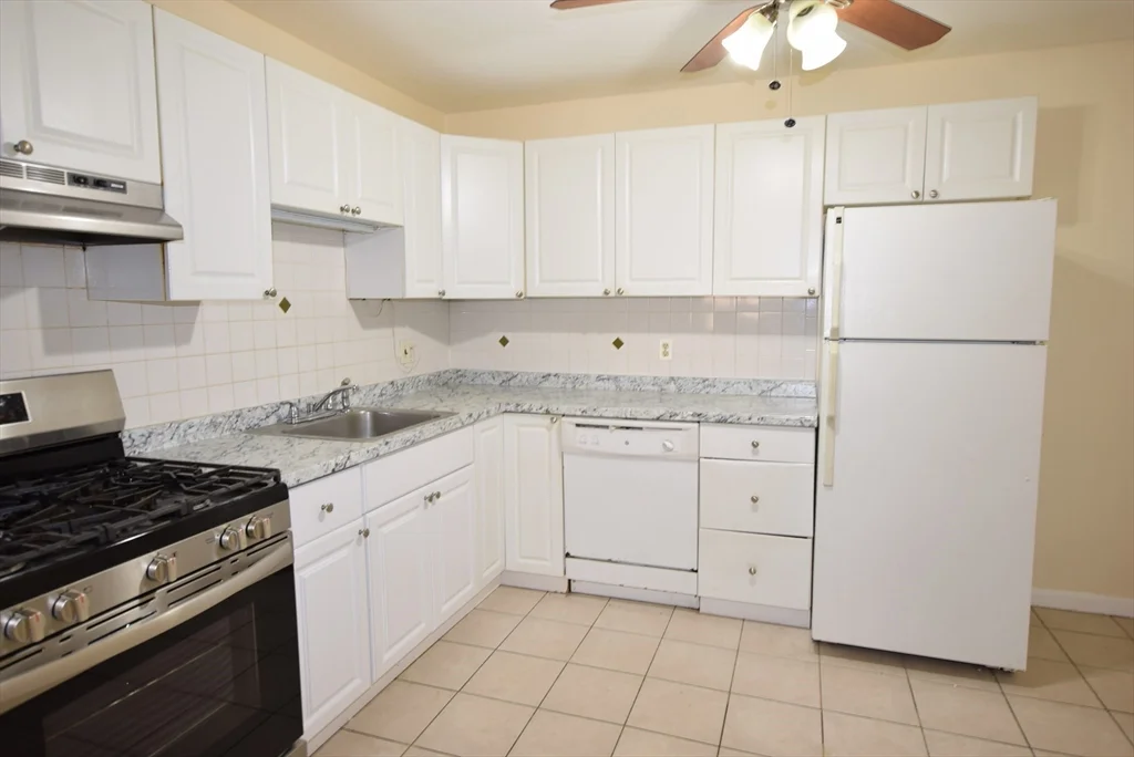 2 bed, 1 bath apartment for rent at 309 Pawtucket Blvd Unit 10, Lowell — photo 3 of 12