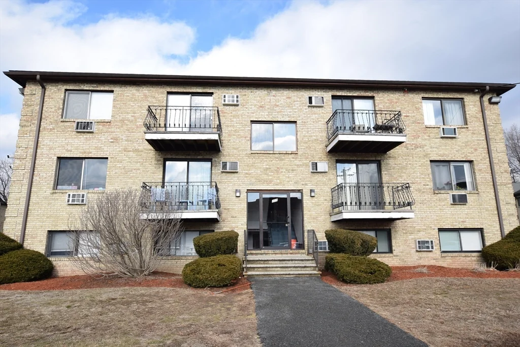 2 bed, 1 bath apartment for rent at 309 Pawtucket Blvd Unit 10, Lowell — photo 1 of 12