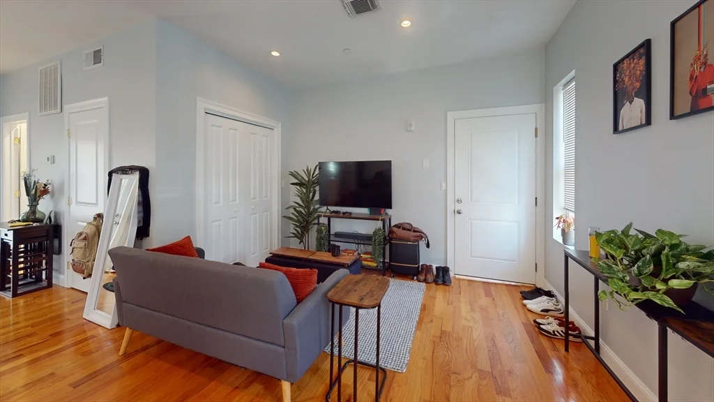 Studio bed, 1 bath apartment for rent at 309R Sumner Unit 2L, East Boston — photo 3 of 7
