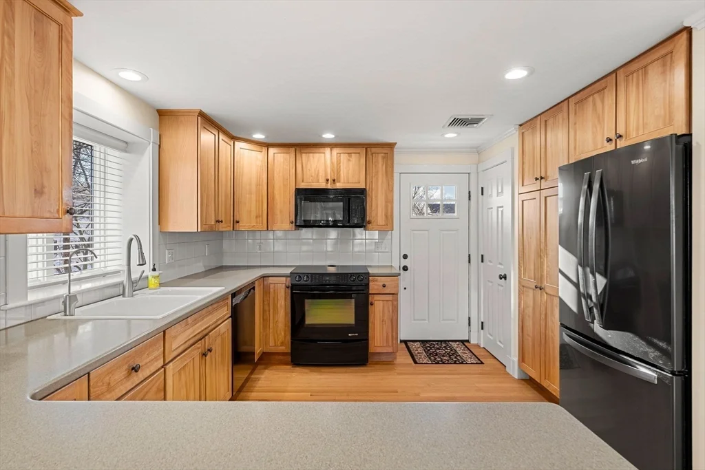 6 bed, 4+ bath apartment for rent at 30R Harbor St, Danversport — photo 17 of 41