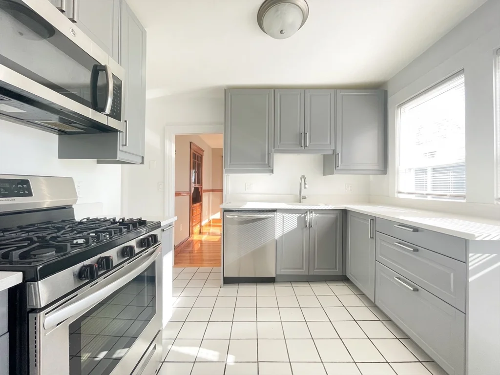 2 bed, 1 bath apartment for rent at 31-33 Melbourne St Unit 3, Dorchester — photo 2 of 19