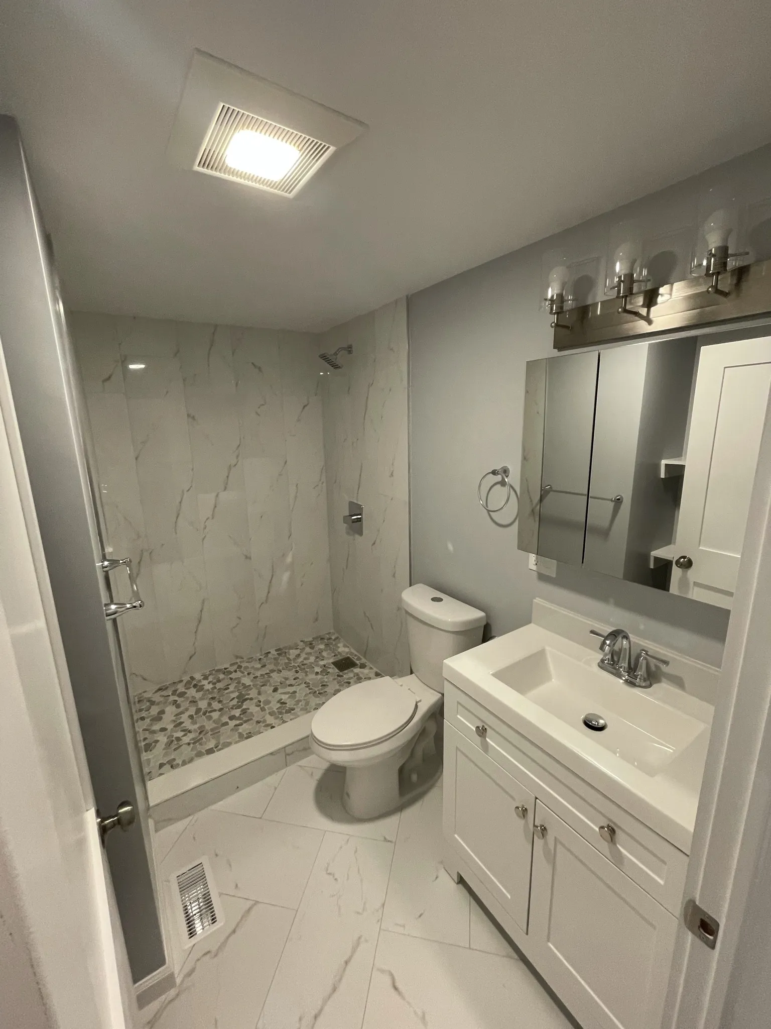 4 bed, 2 bath apartment for rent at 31-33 Raymond Ave Unit X, West Somerville — photo 15 of 18