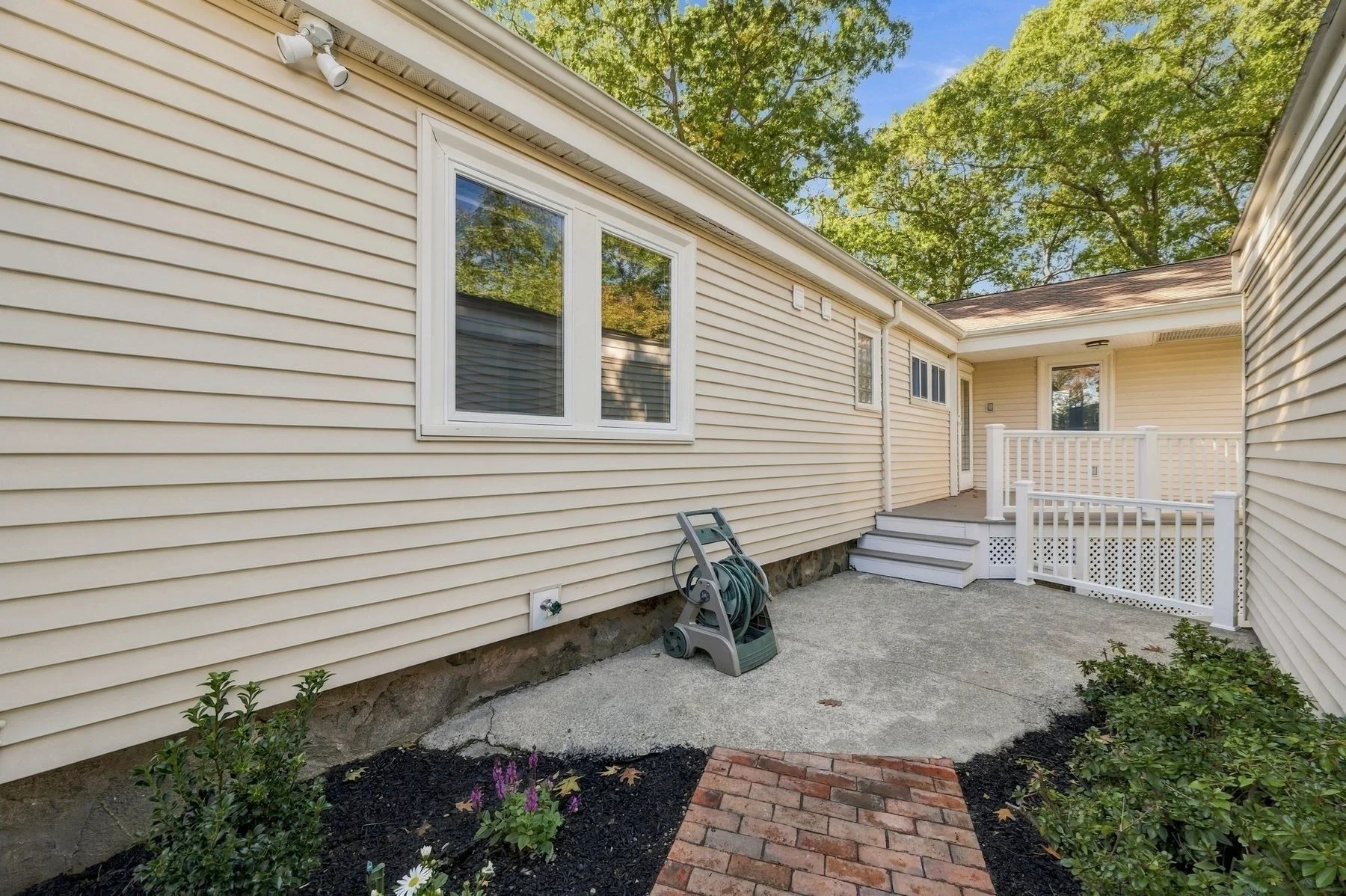 3 bed, 1 bath apartment for rent at 31 Amherst Rd, Marblehead — photo 6 of 36