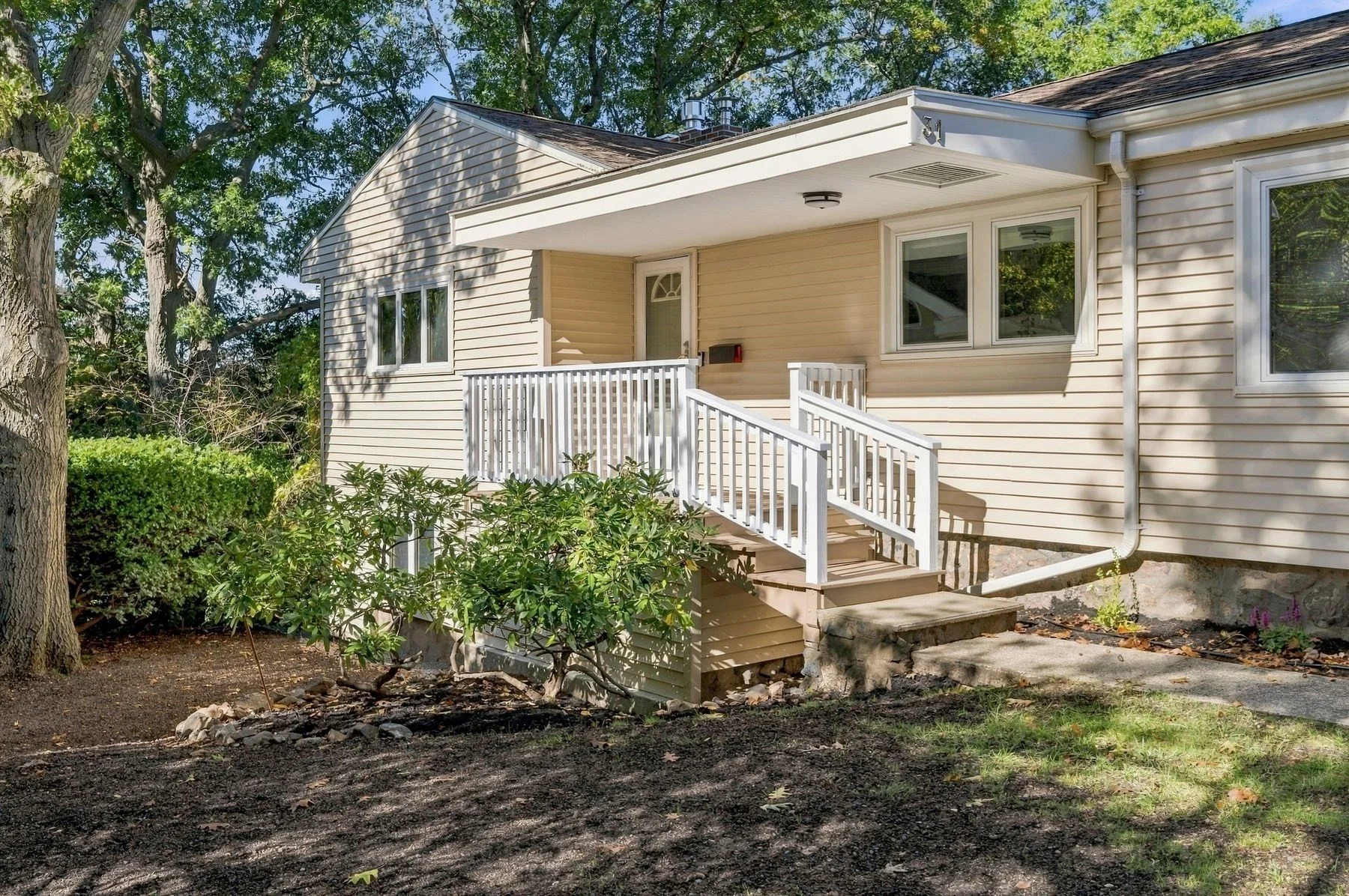 3 bed, 1 bath apartment for rent at 31 Amherst Rd, Marblehead — photo 2 of 36