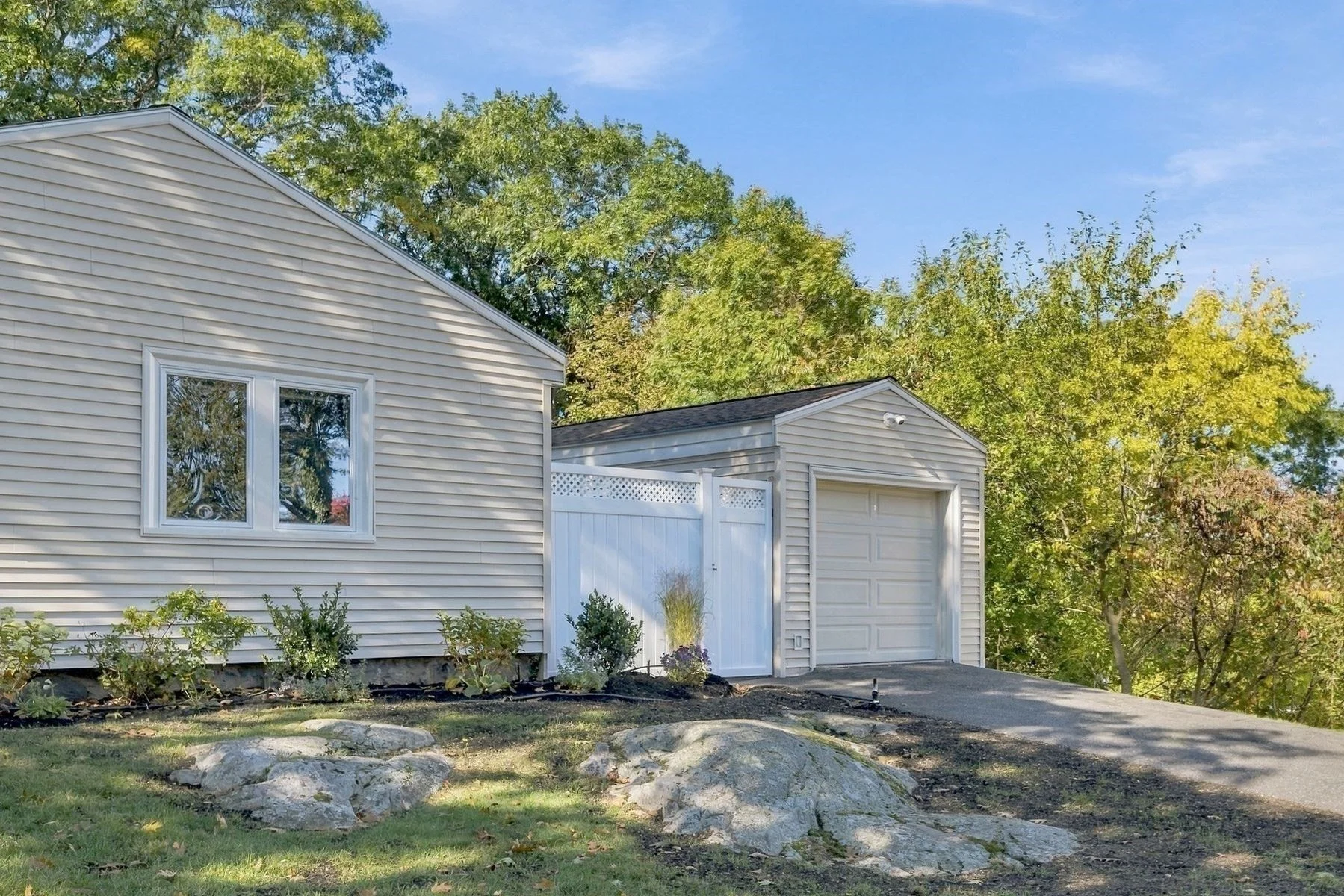 3 bed, 1 bath apartment for rent at 31 Amherst Rd, Marblehead — photo 4 of 36