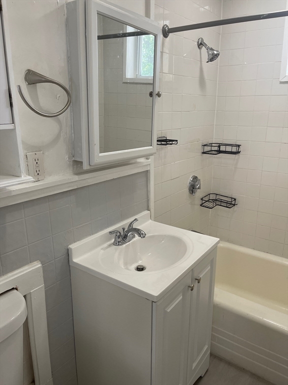 3 bed, 1 bath apartment for rent at 31 Beach St Unit 1, Haverhill — photo 7 of 24