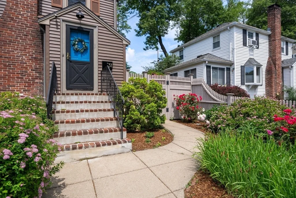 3 bed, 1 bath apartment for rent at 31 Braeburn Rd, Hyde Park — photo 4 of 37