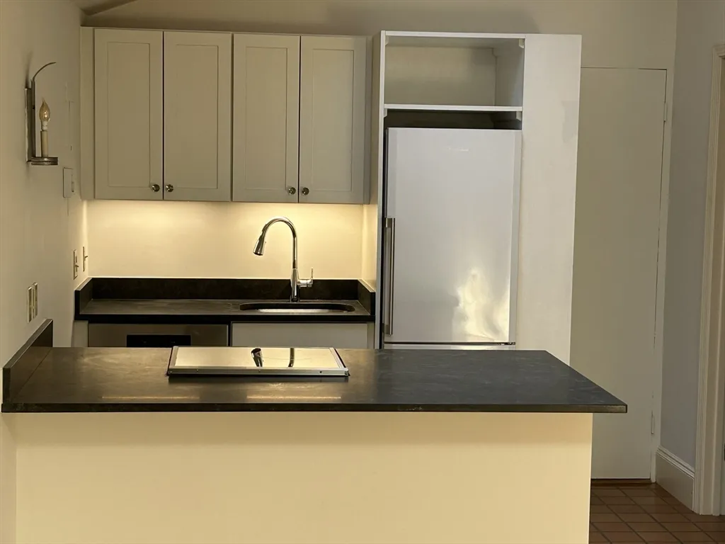 Studio bed, 1 bath apartment for rent at 31 Branch Unit 2, Beacon Hill — photo 2 of 11