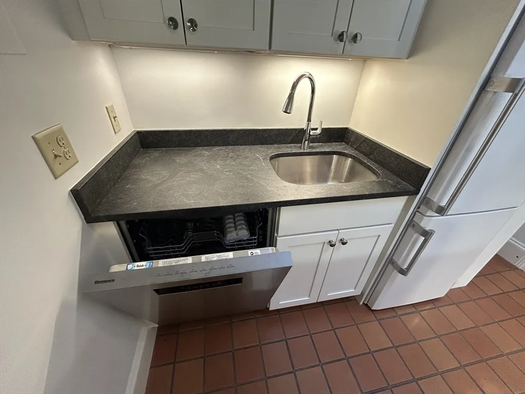 Studio bed, 1 bath apartment for rent at 31 Branch Unit 2, Beacon Hill — photo 4 of 11
