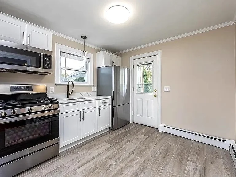 1 bed, 1 bath apartment for rent at 31 Cabot Unit 3, Beverly — photo 2 of 9