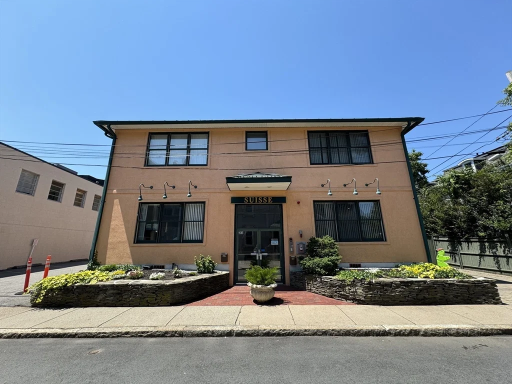 3 bed, 2 bath apartment for rent at 31 Channing St Unit 1, Newton
