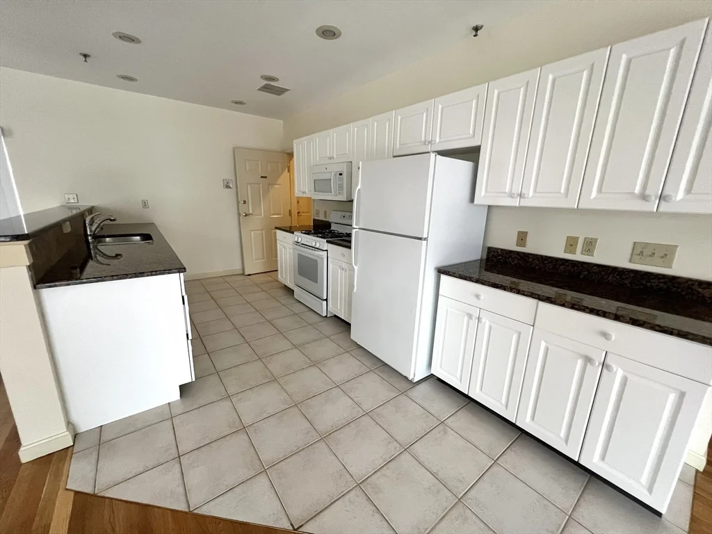 3 bed, 2 bath apartment for rent at 31 Channing St Unit 1, Newton — photo 4 of 17