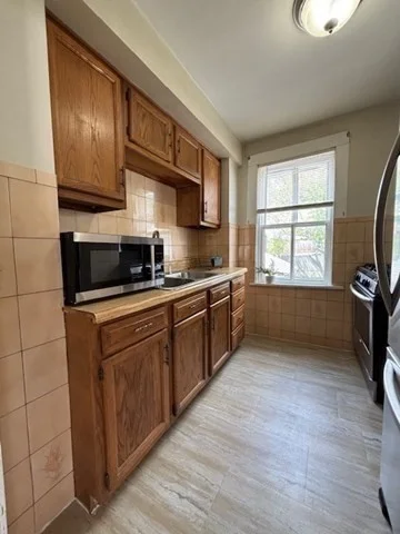 4 bed, 1 bath apartment for rent at 31 Choate St Unit 2, Fall River — photo 6 of 11