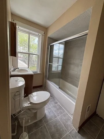 4 bed, 1 bath apartment for rent at 31 Choate St Unit 2, Fall River — photo 8 of 11