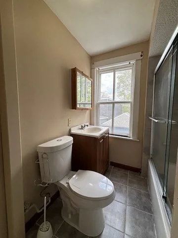 4 bed, 1 bath apartment for rent at 31 Choate St Unit 2, Fall River — photo 9 of 11