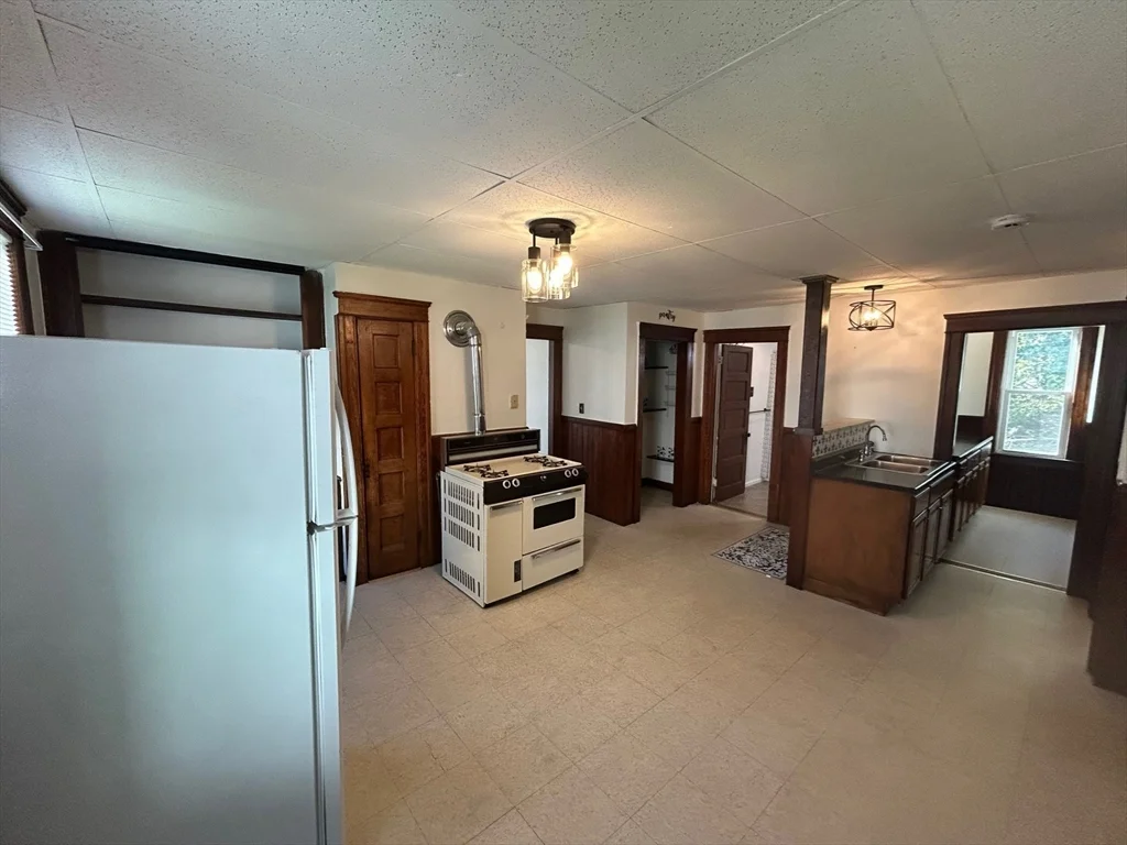 3 bed, 1 bath apartment for rent at 31 Chrome St Unit 3, Worcester — photo 12 of 26