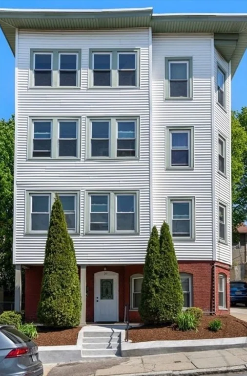 3 bed, 1 bath apartment for rent at 31 Chrome St Unit 3, Worcester — photo 1 of 26