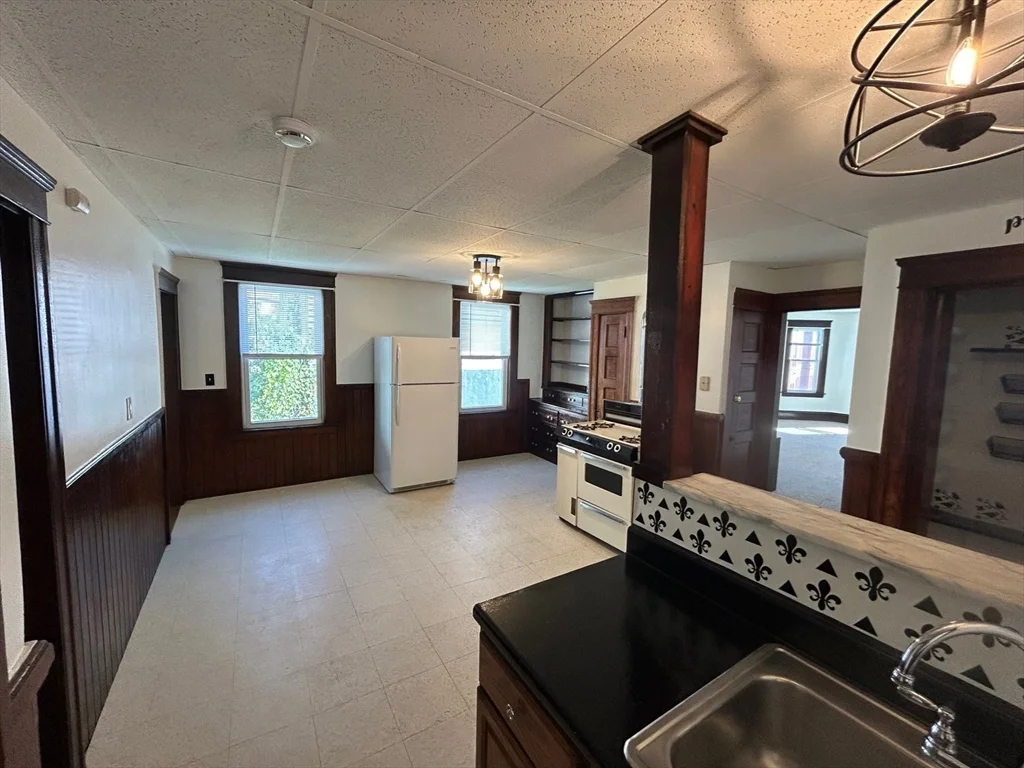 3 bed, 1 bath apartment for rent at 31 Chrome St Unit 3, Worcester — photo 10 of 26