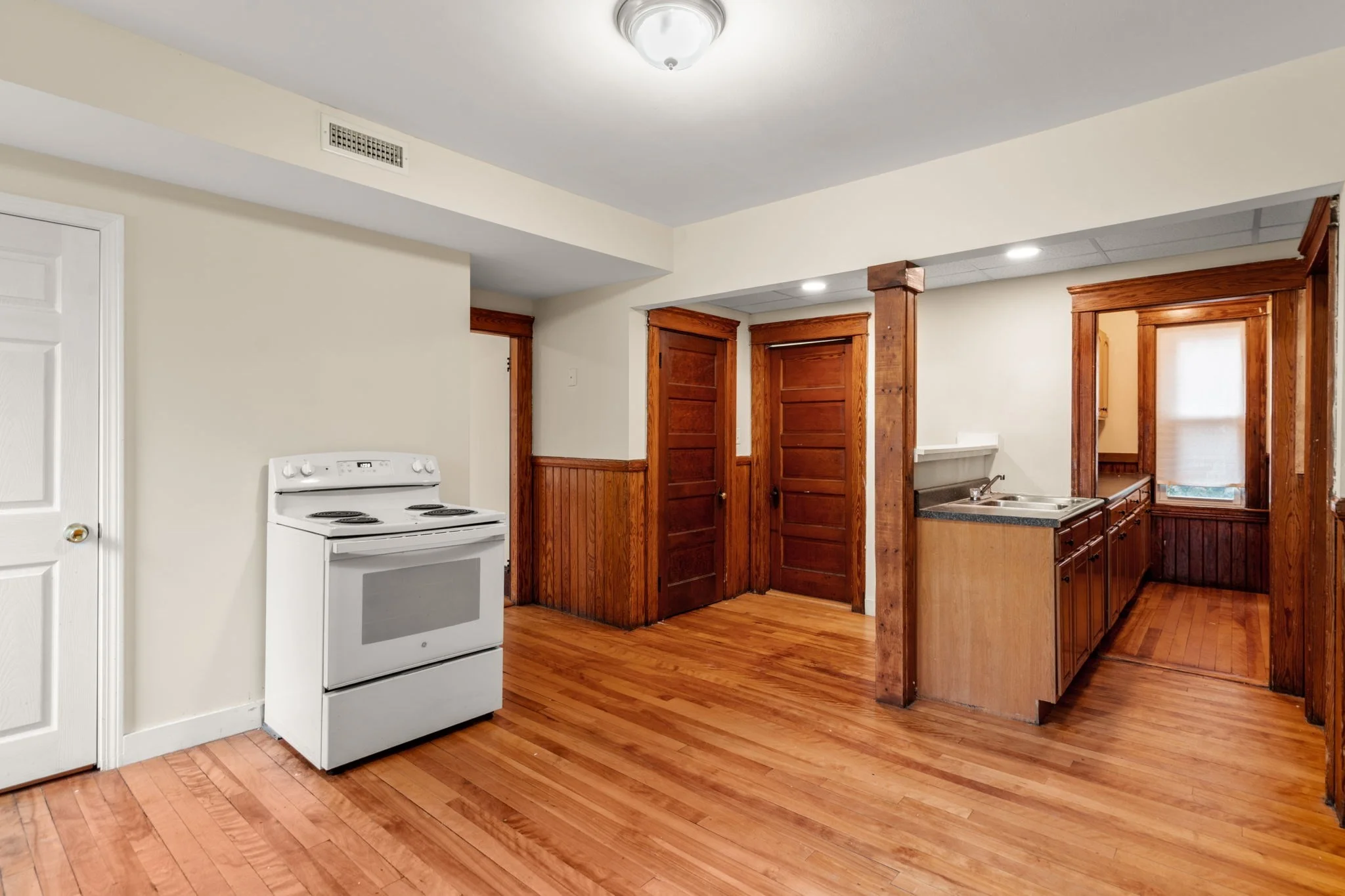 3 bed, 1 bath apartment for rent at 31 Chrome Unit 2, Worcester — photo 3 of 13