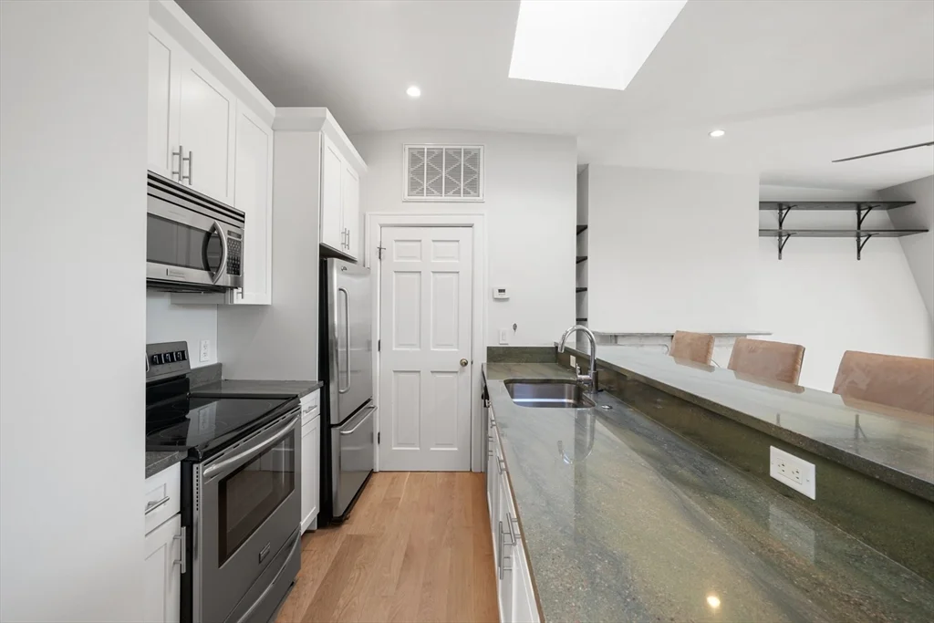 1 bed, 1 bath apartment for rent at 31 Concord Sq Unit 4, South End — photo 5 of 21