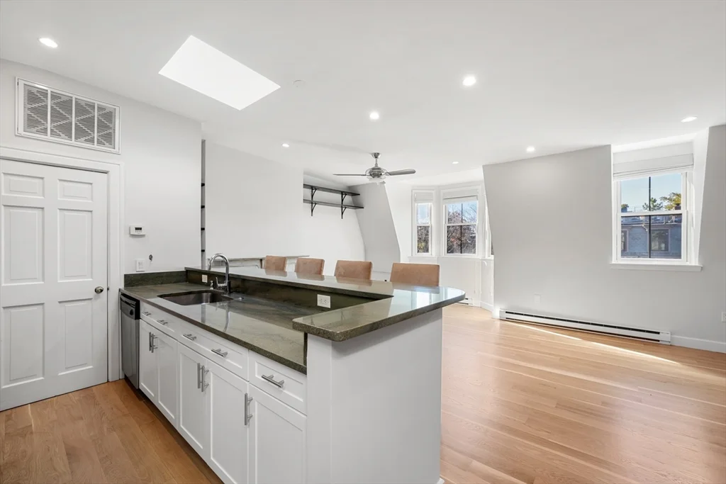 1 bed, 1 bath apartment for rent at 31 Concord Sq Unit 4, South End — photo 6 of 21