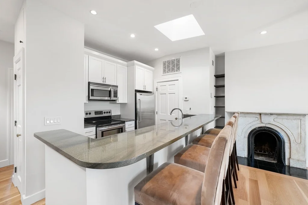 1 bed, 1 bath apartment for rent at 31 Concord Sq Unit 4, South End — photo 4 of 21