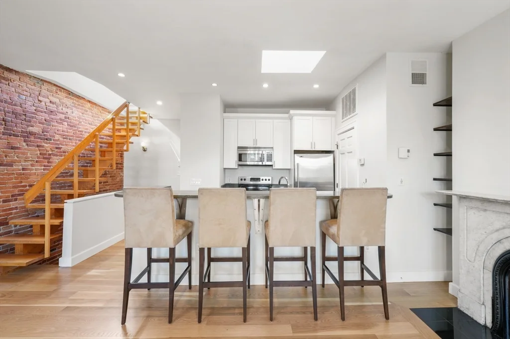 1 bed, 1 bath apartment for rent at 31 Concord Sq Unit 4, South End — photo 3 of 21