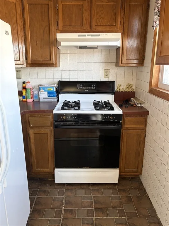 2 bed, 1 bath apartment for rent at 31 Cross St Unit 3, Fall River — photo 5 of 7